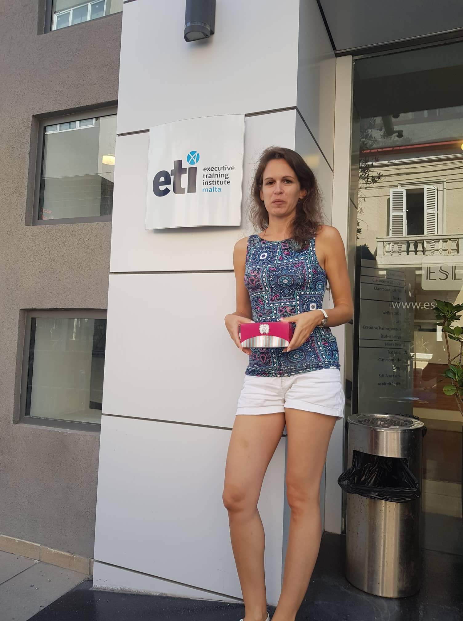 Móni az eti épülete előtt
